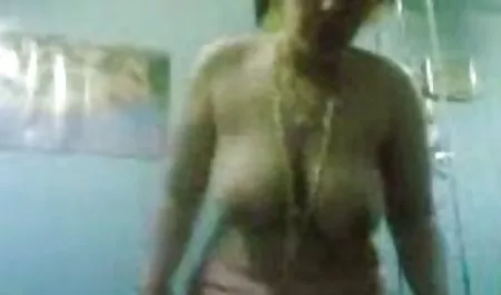 Sexy mama pokazać jej duże piersi dojrzle mamuski