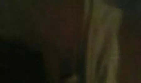 Samotny mężczyzna i jego nagie dojrzałe mamuśki dziewczyna w tej samej